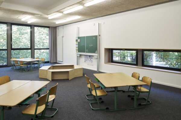 Modernes Klassenzimmer Grundschule lichtdurchflutet