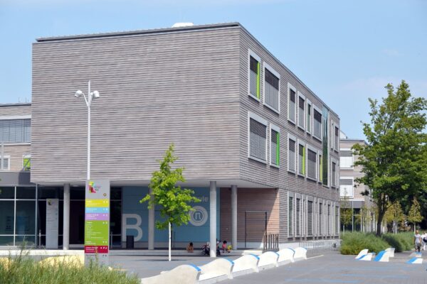 Grundschule Parkplatz Wegweiser Schule