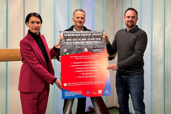 Mandy Herrmann (SBH/GMH), Christoph Holstein (Sportstaatsrat) und Daniel Knoblich (Hamburger Sportbund) präsentieren das Plakat zur Energiesparkampagne in Sporthallen.