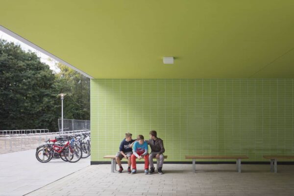 Schulhof Fahrradständer Schulbank